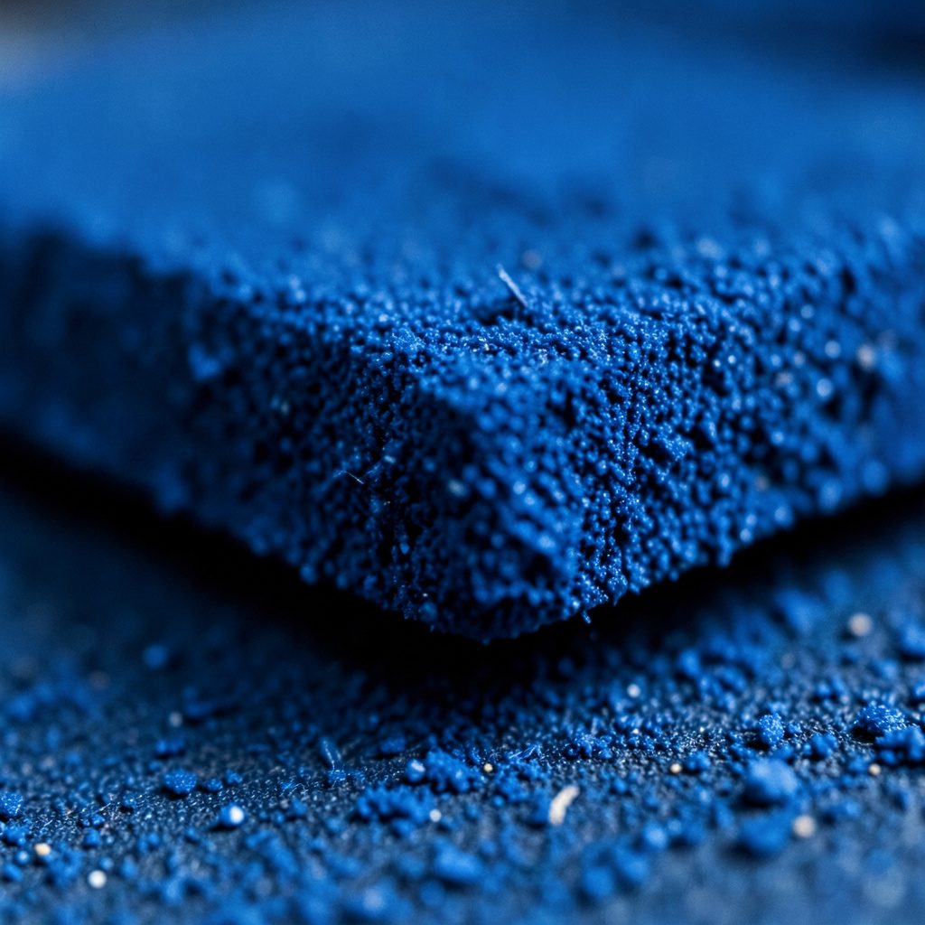 Fotografía de textura de papel institucional en tonos azul marino profundo y blanco, con sensación de documento oficial