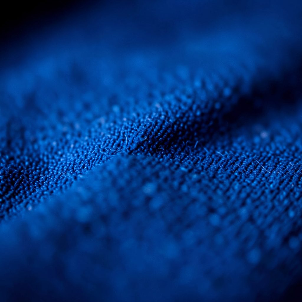 Textura de informe institucional en azul marino profundo con acentos blancos, atmósfera formal